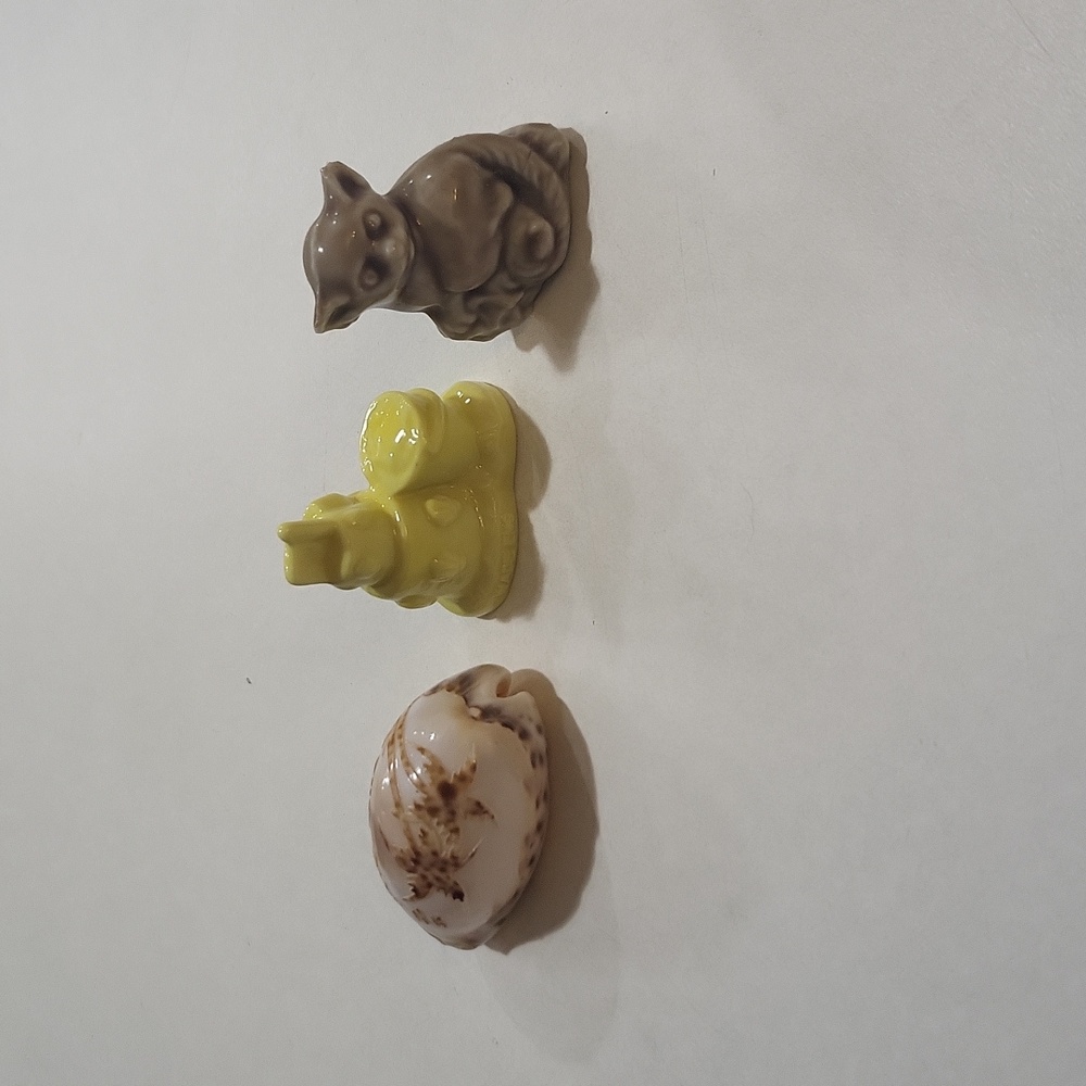 2 Wade Whimsies Red Tea promotional figurines and a seashell